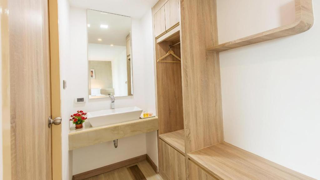 B2 Ubon Premier Hotel Убонратчатхані Екстер'єр фото